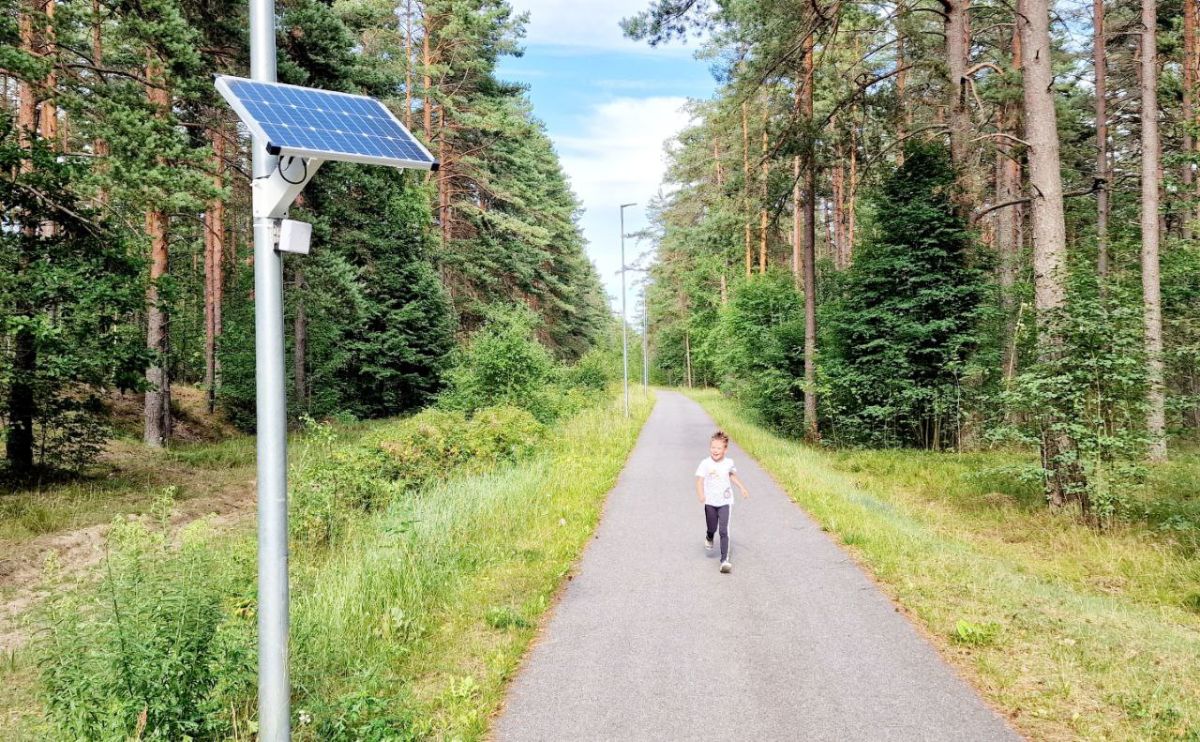 outdoor pedestrian counting radar sensor with solar panel